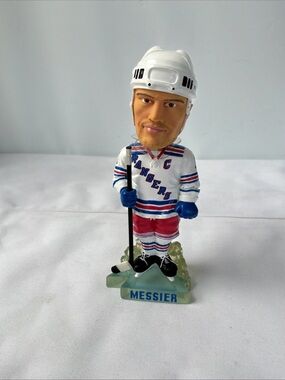 Forever Collectibles “Men Of The Ice” New York Rangers Mark Messier Bobble Head